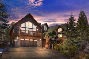 Mighty Bear Manor by AvantStay Elevated Cabin w Pine Tree Views Hot Tub Pool Table